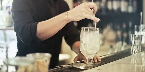 Barkeeper bereitet Cocktail zu 