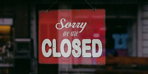 Schild auf dem steht "Sorry we're closed"