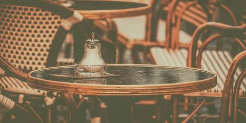 Bild eines Tisches im Café mit einem Zuckerstreuer
