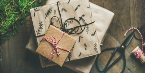 Verschieden verpackte Geschenke im Weihnachts-Stil