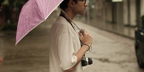Mann hält Regenschirm in der Hand