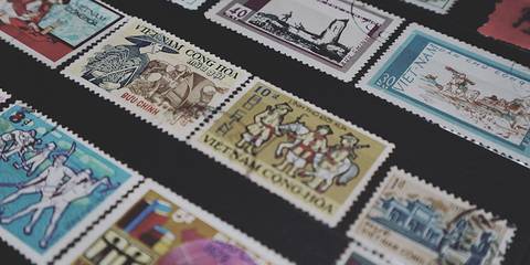 Briefmarken auf einem schwarzen Hintergrund