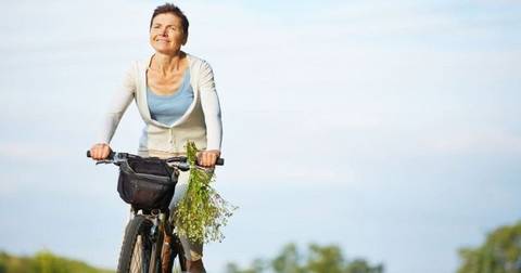 Seniorin fährt zufrieden Fahrrad 