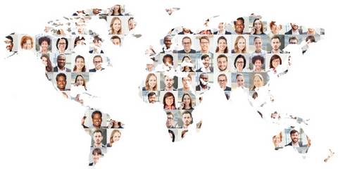 Weltkarte mit Gesichtern von Menschen unterschiedlicher Herkunft