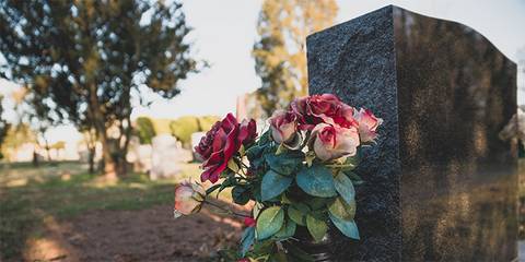 Grabstein mit einem Blumenstrauß