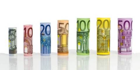 Zusammengerollte Euroscheine von 5 Euro bis 500 Euro