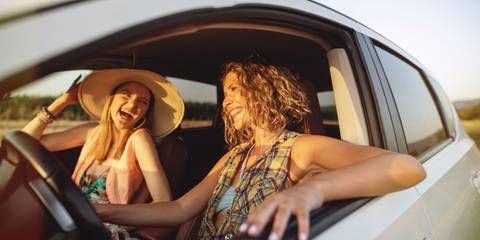 Zwei Frauen lachend im Auto
