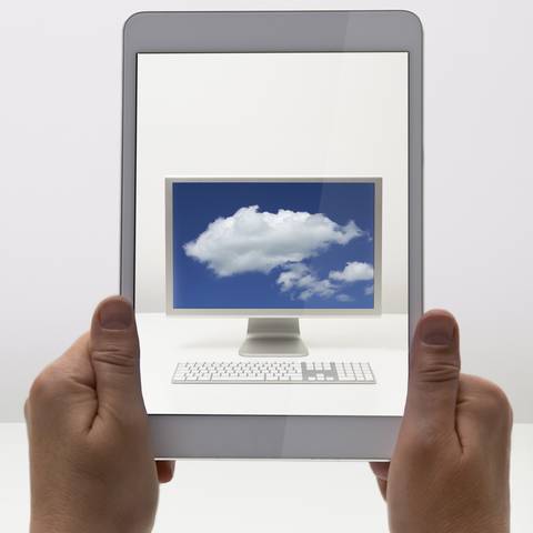 Tablet mit einer Abbildung eines PC Bildschirms