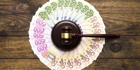 Geld und Richterhammer als Symbol für das Urteil zu den Finanzamts-Zinsen