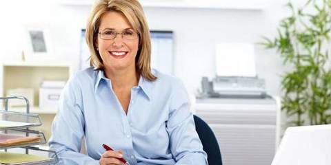 Lächelnde Frau in einem Büro.