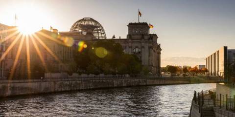 Der Bundestag bei Sonnenuntergang