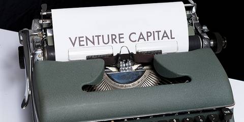 Eine alte Schreibmaschine mit einem Zettel auf dem "Venture Capital" steht.