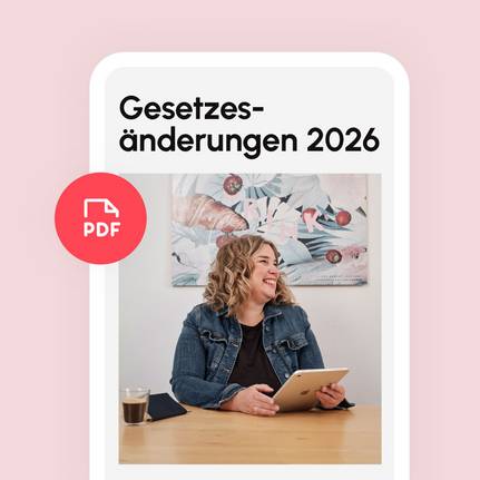 Das Bild zeigt eine Person an einem Tisch mit einem Tablet, einem Getr&auml;nk und einem farbenfrohen Hintergrund.