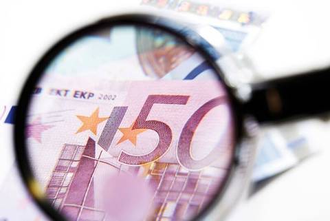 Eine Lupe zeigt auf einen fünfhundert Euroschein  