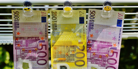 Ein 200 Euro-Schein zwischen 500 Euro-Scheinen an einer Wäscheleine