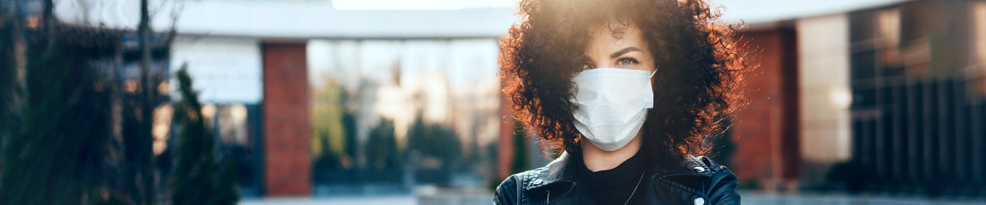 Abbildung einer Frau mit Maske zur Veranschaulichung der Corona-Pandemie